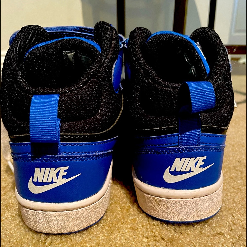 Nike Court Boys Size 5.